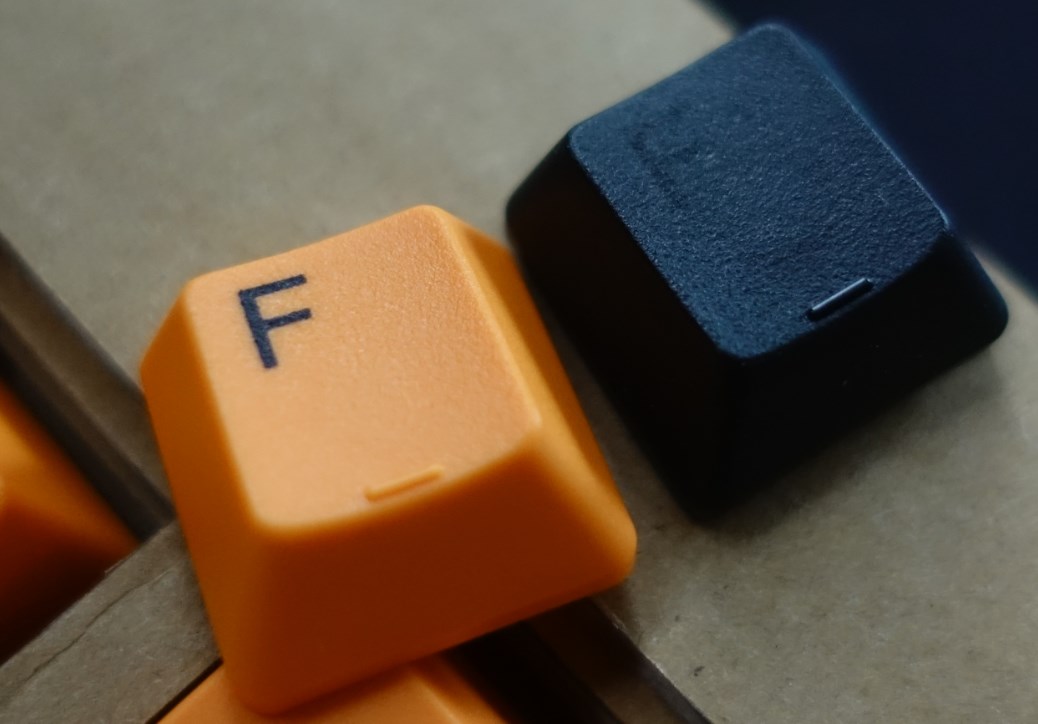 Realforceオレンジと黒のキートップ材質比較