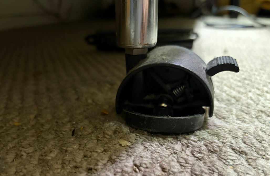 スチールラックのキャスター（コマ）が壊れた